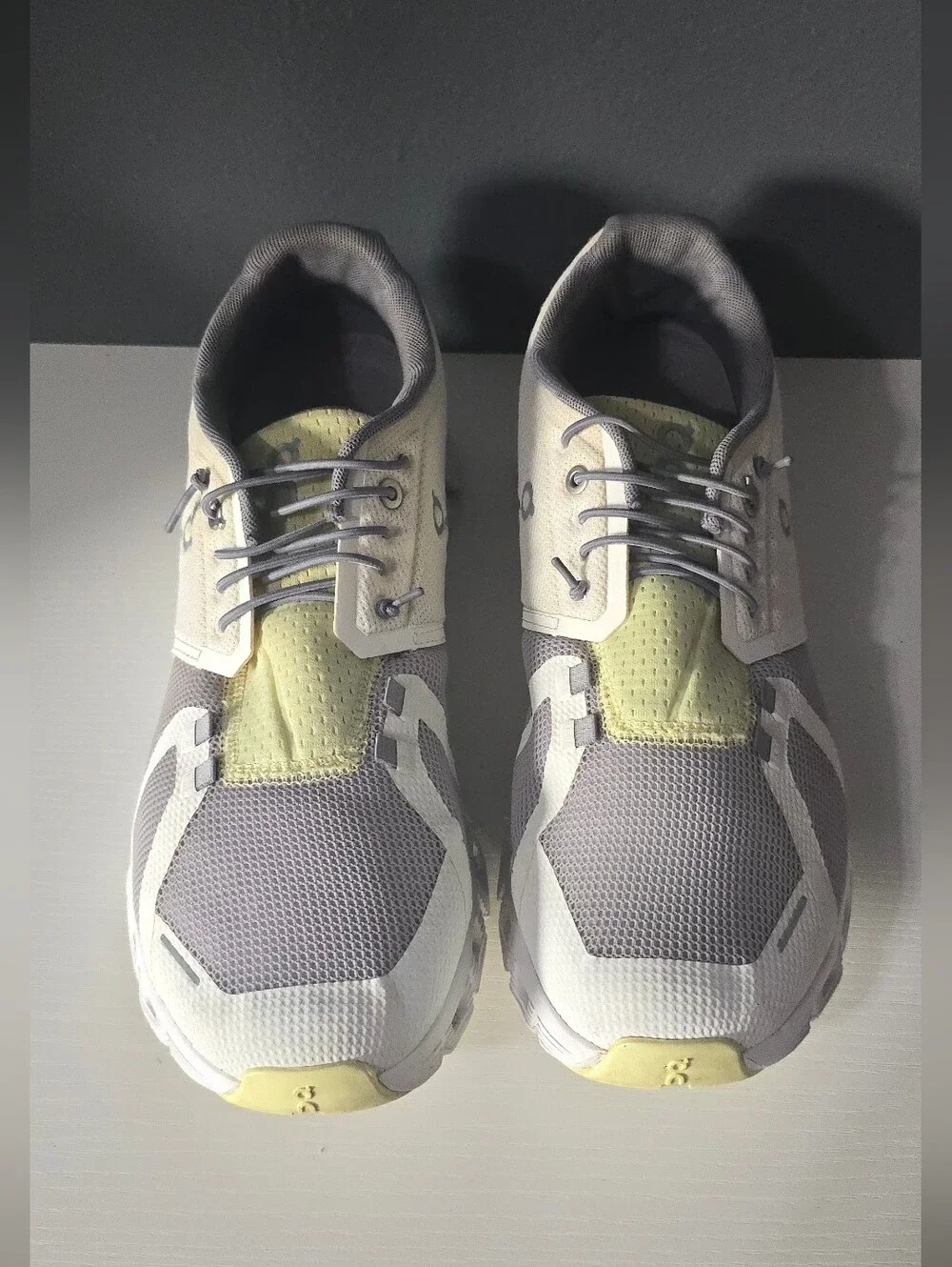 On Running Cloud 5 Push shoes in the Undyed White/Glacier